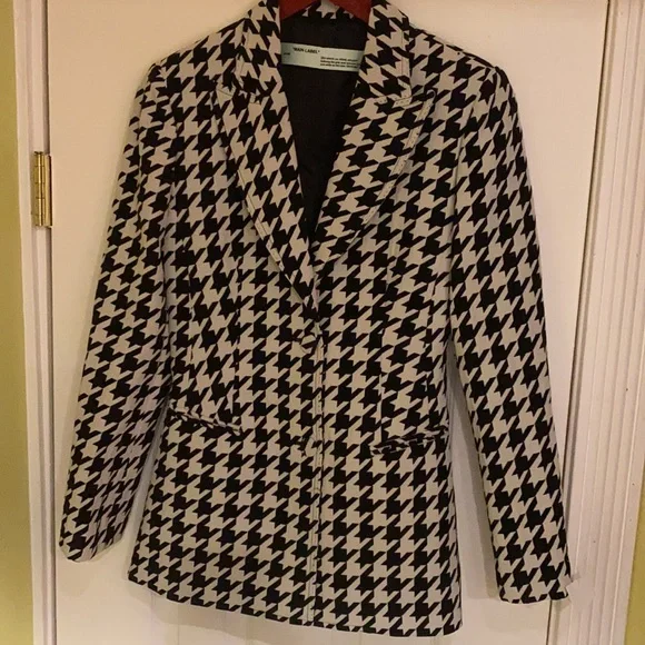 Off white houndstooth black and white blazer 6 GC no belt.